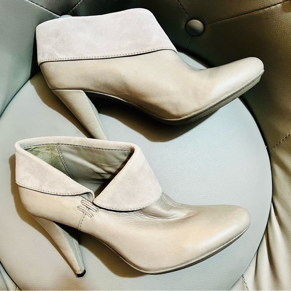 Coach leather contrasting suede upper ankle booties -sz 8.5